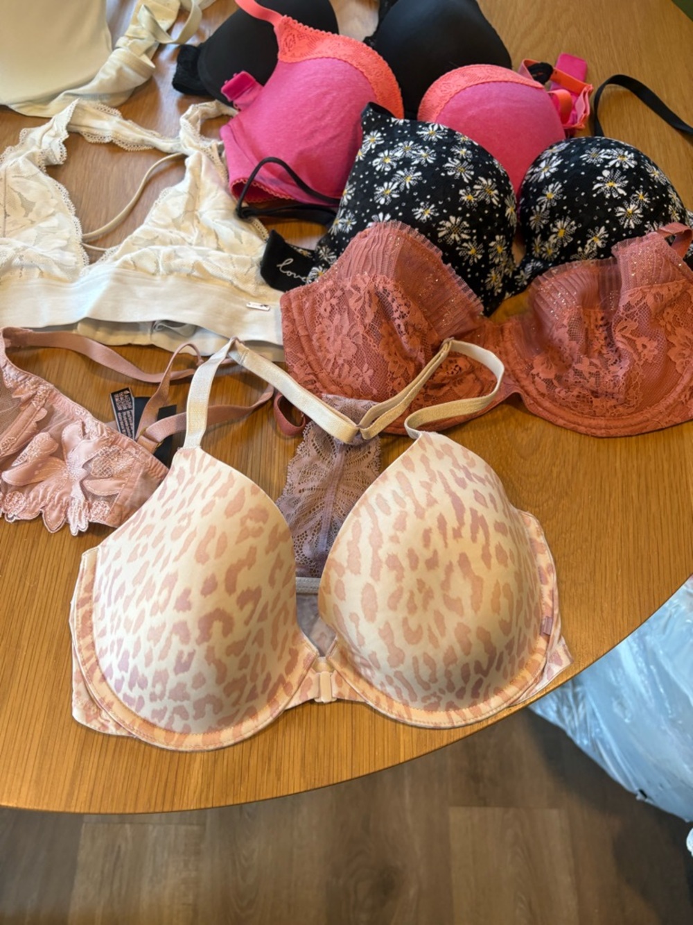 Bra Bundle (mostly Victoria Secret) - Picture 2 of 9